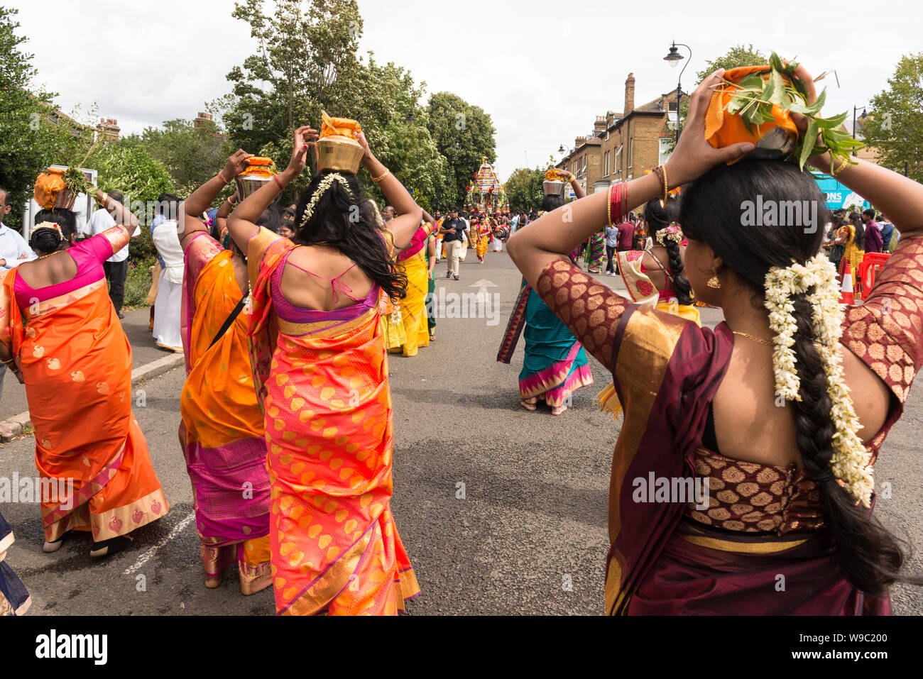 Le donne che trasportano il latte pentole sul loro capo, noto come"paal kudam, durante il carro Tamil Festival, un annuale festa indù, in West Ealing. Londra Foto Stock