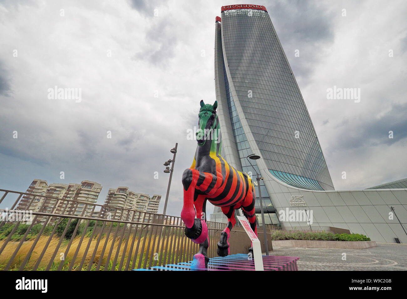 Milano, 12 agosto 2019: Leonardo progetto cavallo, artwork da Marcelo Burlon situato in Milano Tre Torri square. Foto Stock