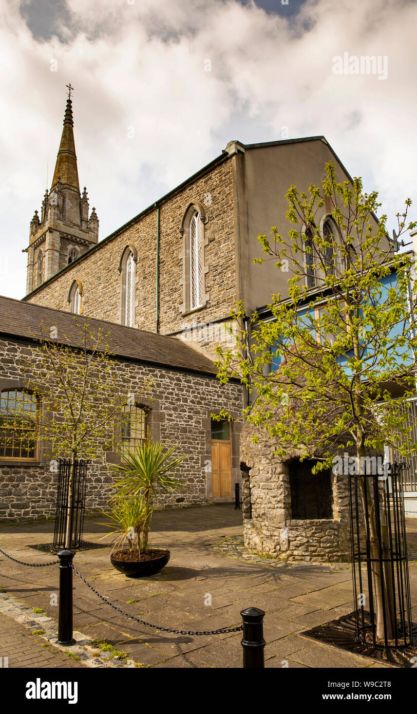 In Irlanda, il Leinster, Fingal, Co Dublin, Malahide, Old Street, San Silvestro ben al di sotto di chiesa guglia Foto Stock