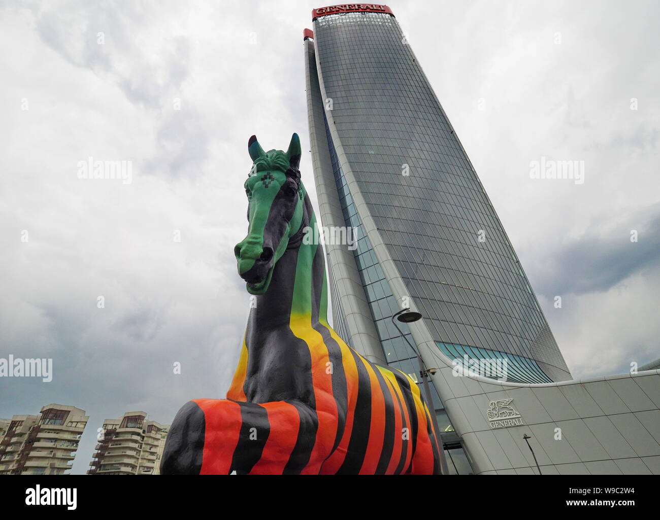 Milano, 12 agosto 2019: Leonardo progetto cavallo, artwork da Marcelo Burlon situato in Milano Tre Torri square. Foto Stock