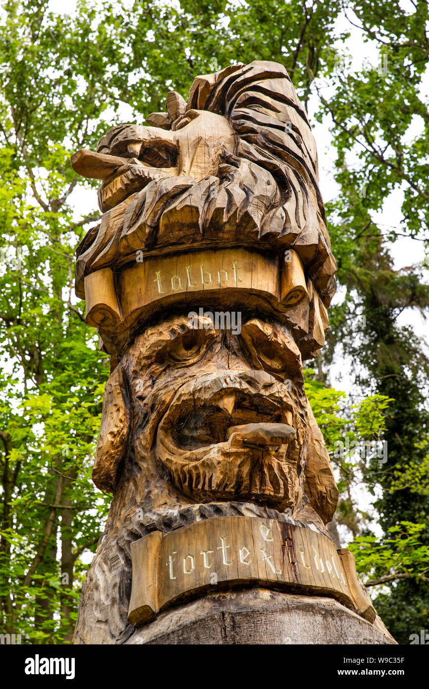In Irlanda, il Leinster, Fingal, Co Dublin, il Castello di Malahide Demesne, ceppo di albero scolpiti con motivi e motto da Talbot famiglia cresta Foto Stock