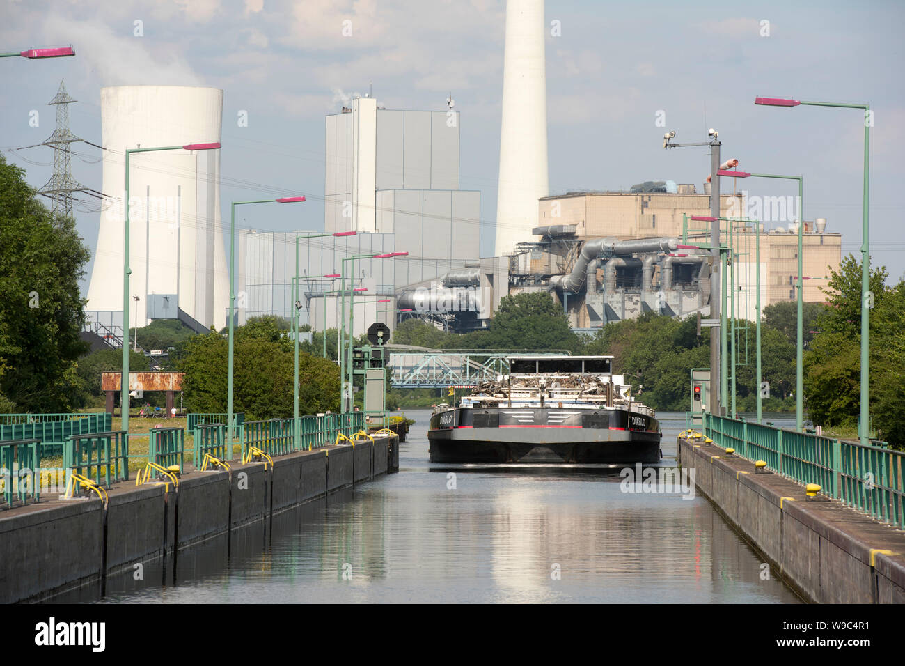 Deutschland, Ruhrgebiet, Wanne-Eickel, Schleuse Herne Crange am Rhein-Herne-Kanal, im Hintergrund das Steag Kraftwerk a Herne Foto Stock