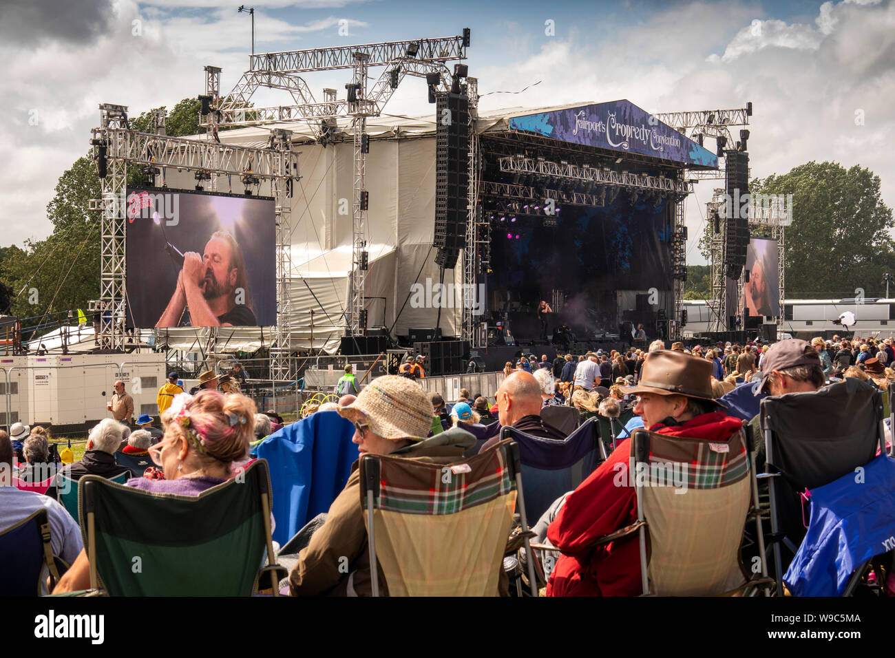 Ox282 UK, Inghilterra, Oxfordshire, Cropredy, Fairport della Convenzione Cropredy festival musicale annuale, Damian Wilson sul grande schermo durante la Wilson e Wakeman Foto Stock
