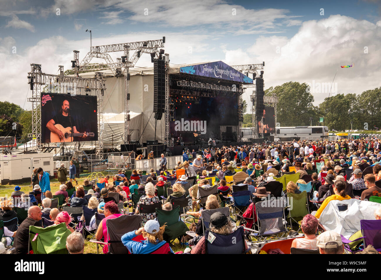 Regno Unito, Inghilterra, Oxfordshire, Cropredy, Fairport della Convenzione Cropredy festival musicale annuale, Damian Wilson sul grande schermo durante la Wilson e Wakeman perfor Foto Stock