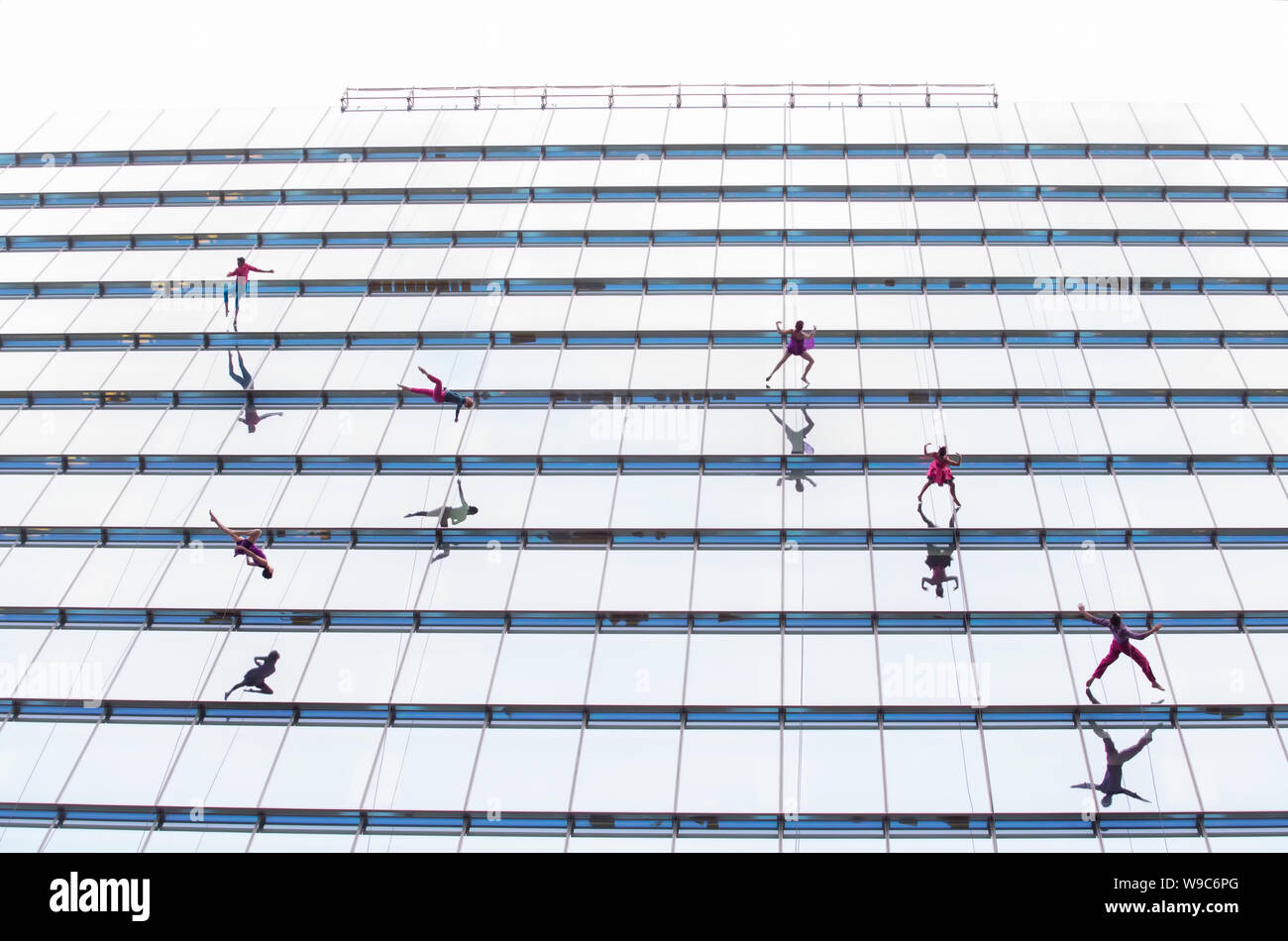 SYDNEY, Australia - agosto 20,2017: verticale dance company Bandaloop Ballando verso il basso dalla parte superiore di un 290ft alto grattacielo a Martin Place. Foto Stock