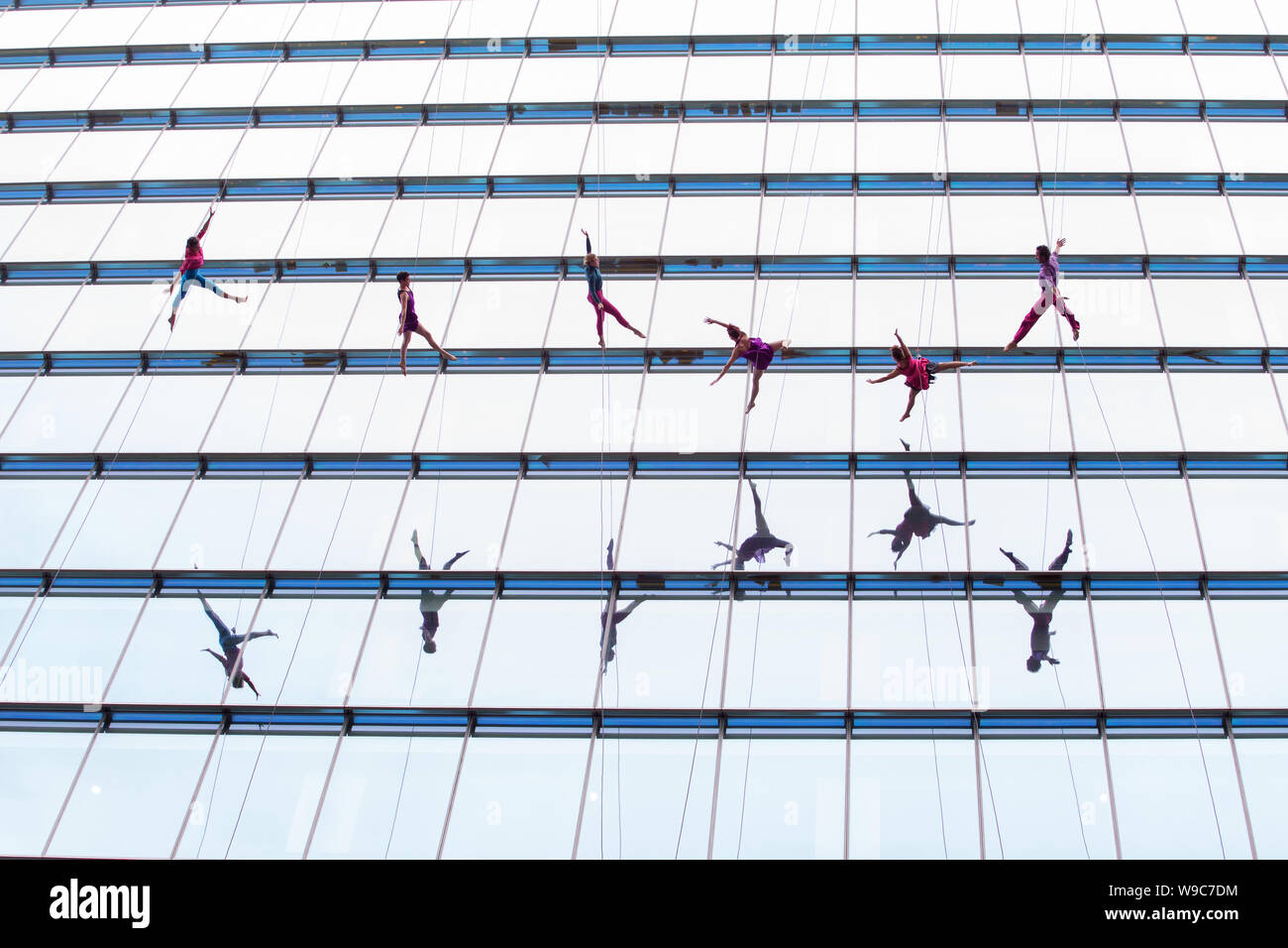 SYDNEY, Australia - agosto 20,2017: verticale dance company Bandaloop Ballando verso il basso dalla parte superiore di un 290ft alto grattacielo a Martin Place. Foto Stock