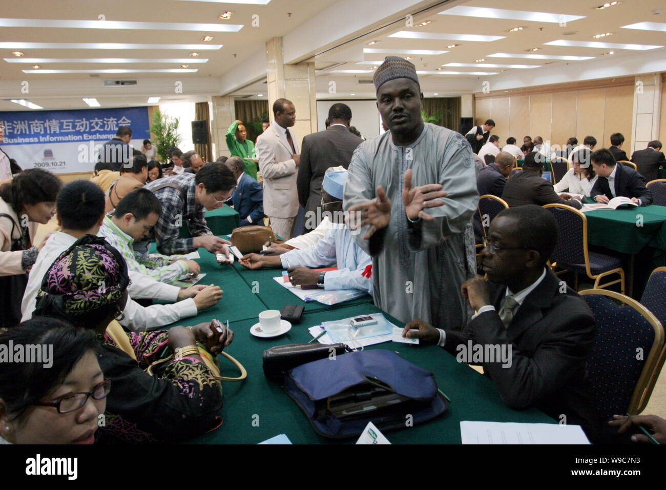 Visitatori cinesi parlare con gli espositori africana al China-Africa Business Information Exchange Fair a Wuhan City, porcellane centrale provincia di Hubei, mer Foto Stock