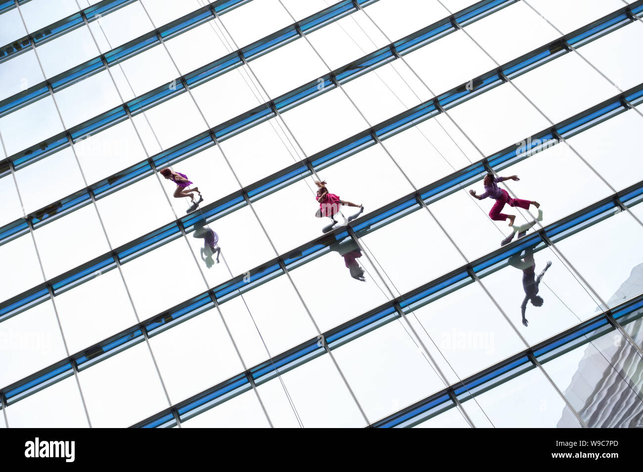 SYDNEY, Australia - agosto 20,2017: verticale dance company Bandaloop Ballando verso il basso dalla parte superiore di un 290ft alto grattacielo a Martin Place. Foto Stock