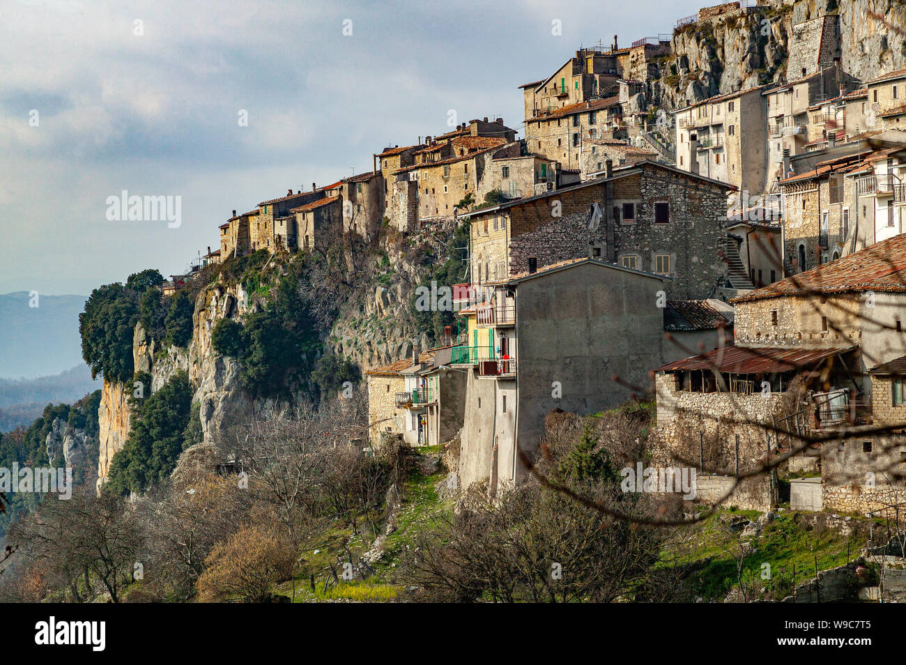villaggio di montagna sul bordo della scogliera. Pietrasecca, Provincia dell'Aquila, Abruzzo, Italia, Europa Foto Stock