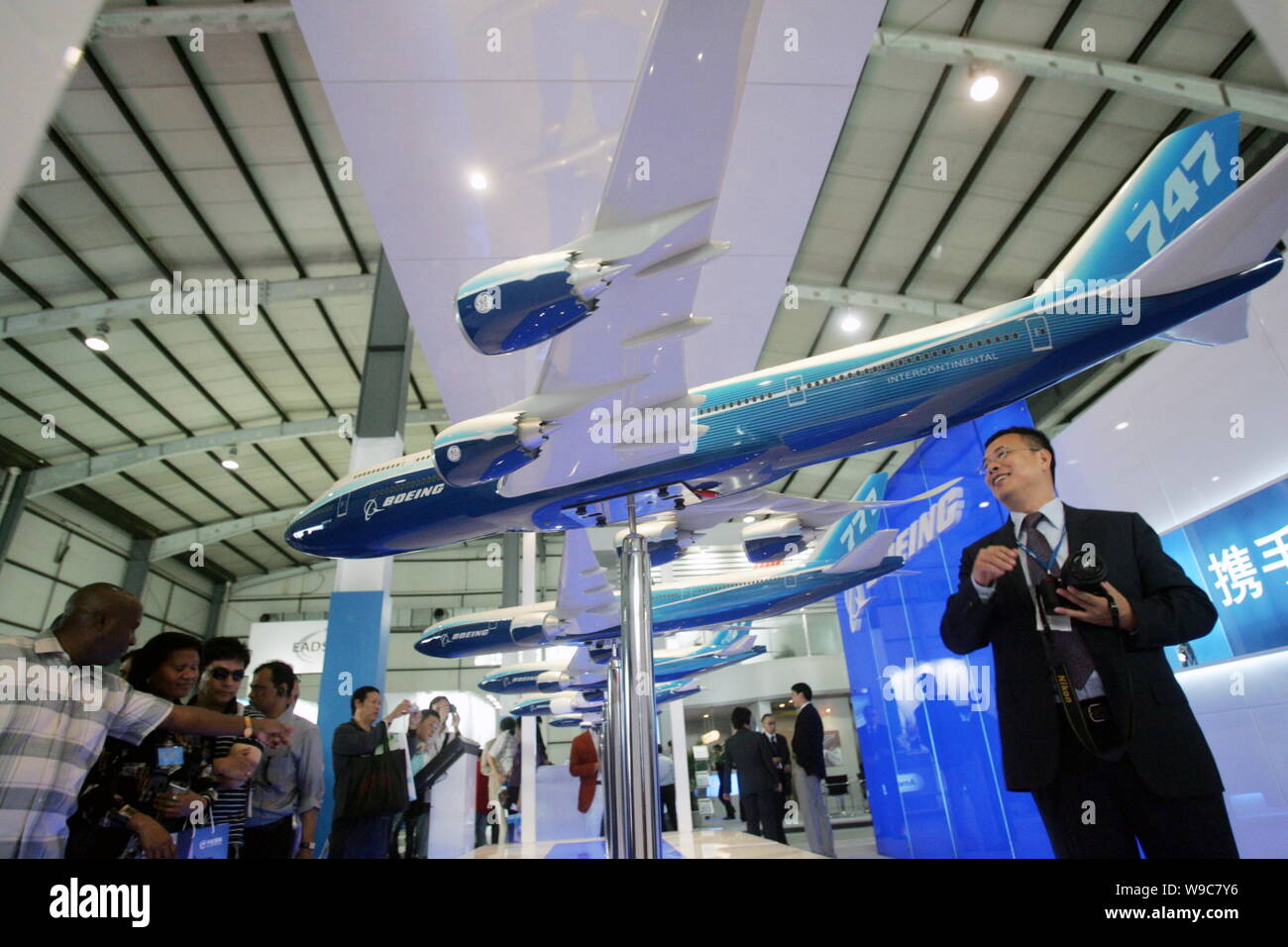 I visitatori guardano i modelli di piano presso lo stand di Boeing durante il XIII Pechino Aviation Expo di Pechino, Cina, Mercoledì, 23 settembre 2009. Il 13t Foto Stock