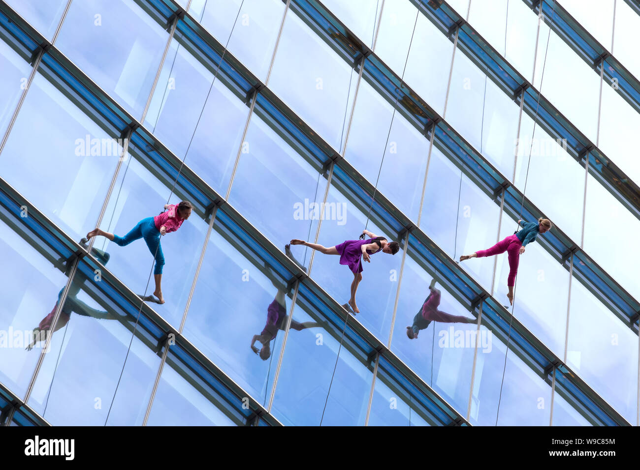 SYDNEY, Australia - agosto 20,2017: verticale dance company Bandaloop Ballando verso il basso dalla parte superiore di un 290ft alto grattacielo a Martin Place. Foto Stock