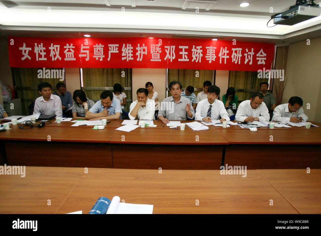 Gli avvocati cinesi, giuristi e altri operatori sono visti in occasione di un seminario studiando il caso di Deng Yujiao, un hotel cameriera che accoltellato un funzionario di deat Foto Stock