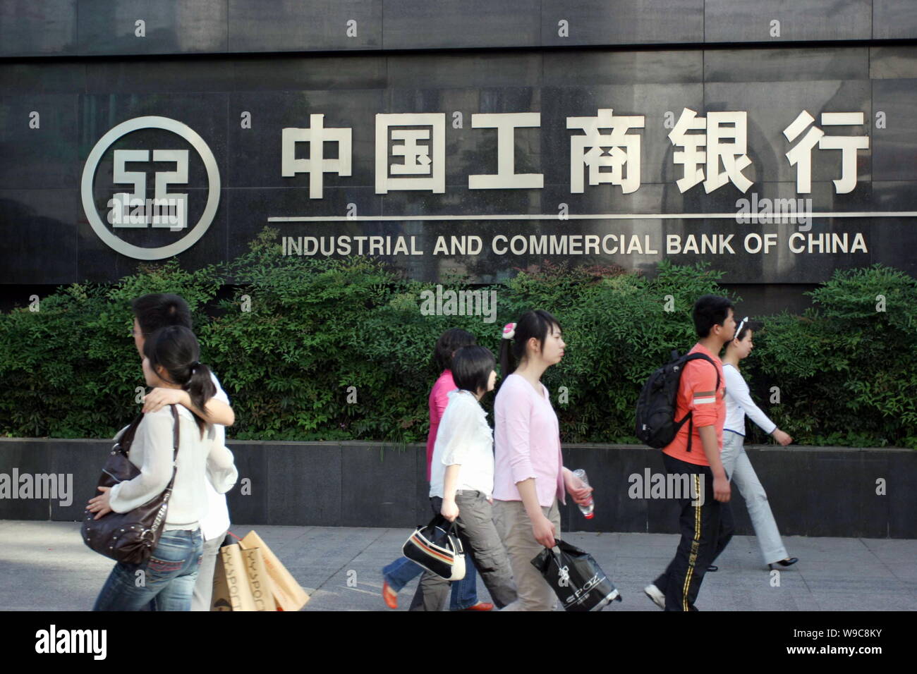 FILElocali cittadini cinesi a piedi passato un ramo della ICBC