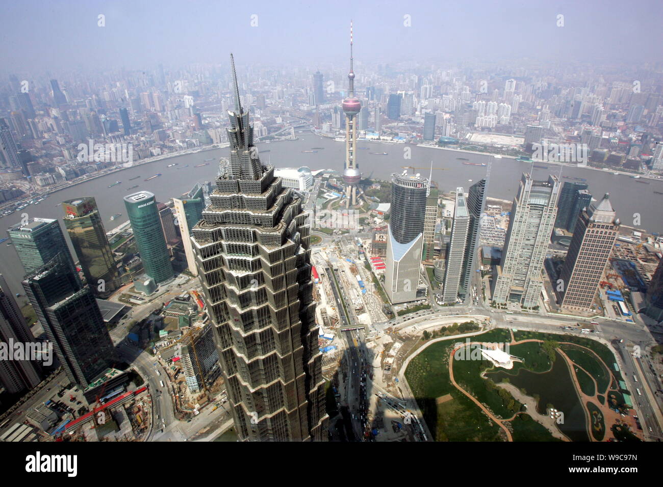 Paesaggio di Puxi, sfondo, il fiume Huangpu e il Quartiere Finanziario di Lujiazui con torre Jinmao, la Oriental Pearl TV Tower e altri grattacieli Foto Stock
