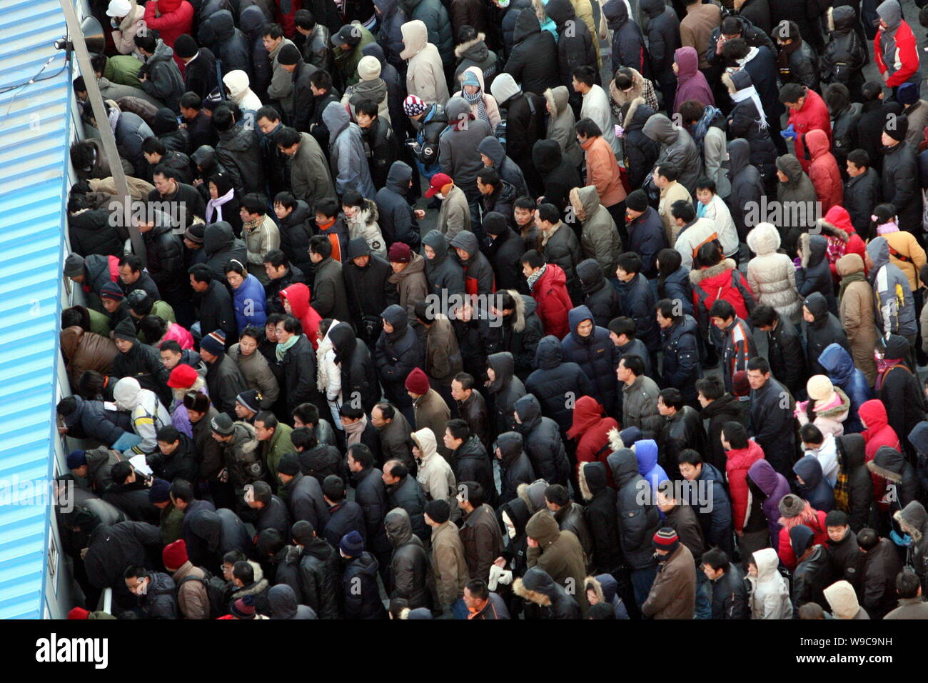 Una folla di persone cinesi in coda fino a comprare i biglietti del treno a dalla Stazione Ferroviaria di Pechino Ovest di Pechino, Cina, Domenica, 11 gennaio 2009. Funzionari cinesi Foto Stock