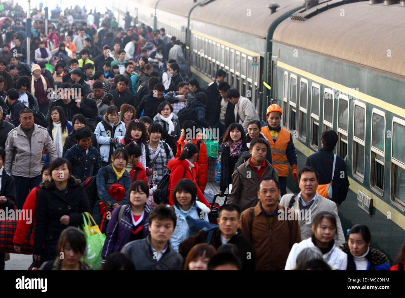 Una folla di passeggeri cinesi per la testa l'uscita a Fuyang stazione ferroviaria in città Fuyang, est Chinas provincia di Anhui, Domenica, 11 gennaio 2009. Semiscafi Foto Stock
