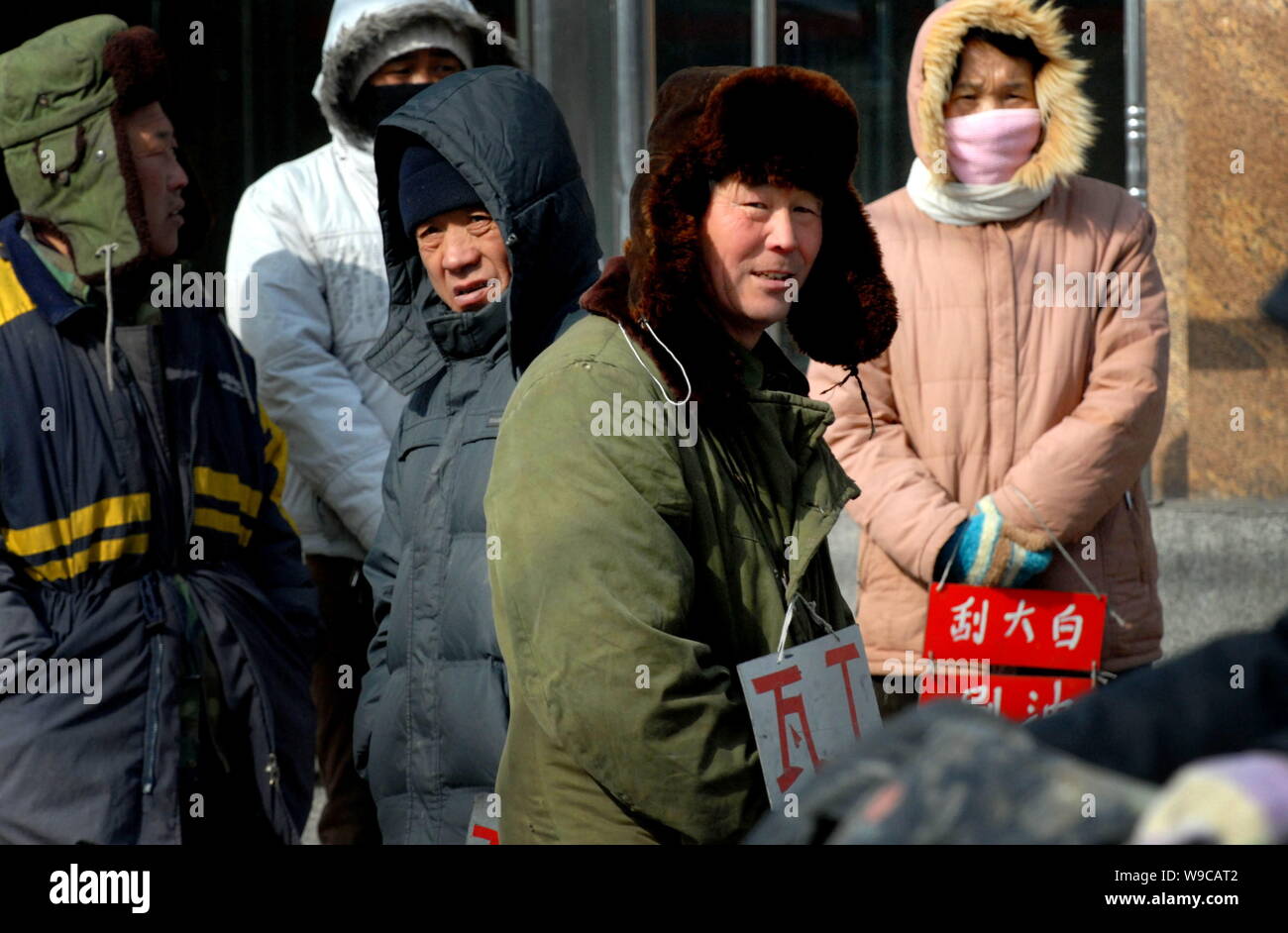 Cinese di disoccupazione dei lavoratori migranti cercare impieghi in Shenyang city, nordest Chinas provincia di Liaoning, 21 febbraio 2009. Come financial crunch Foto Stock