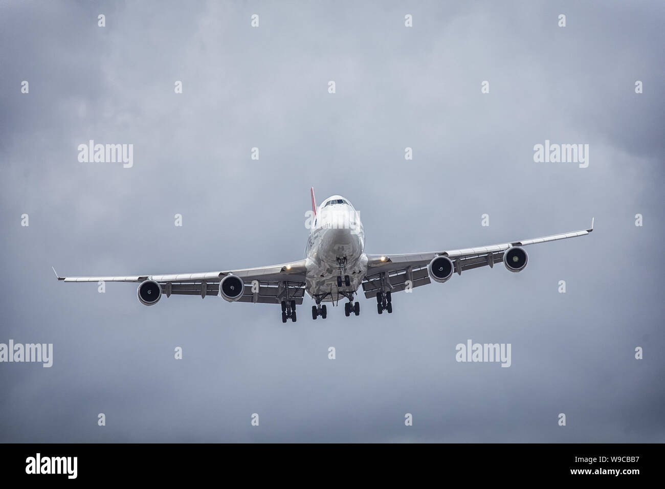 SYDNEY, Australia - NOVEMBRE 17,2018: UN QANTAS Boeing 747 rende il suo approccio finale in all'aeroporto della città su un volo internazionale. Foto Stock