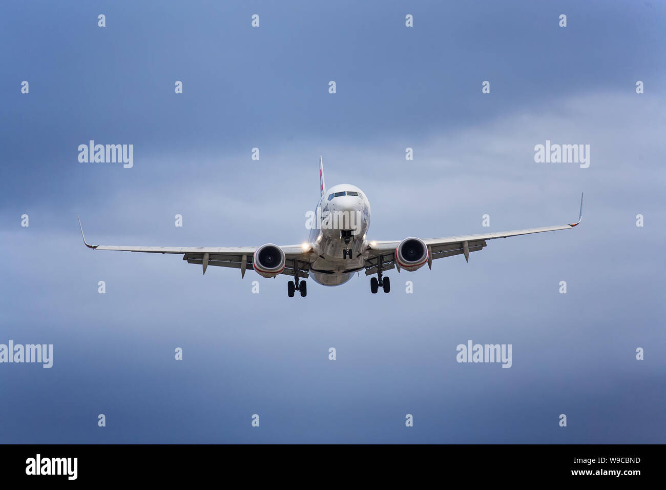 SYDNEY, Australia - NOVEMBRE 17,2018: Vergine Australia volo rende il suo approccio finale in all'aeroporto della città in un nebbioso pomeriggio. Foto Stock