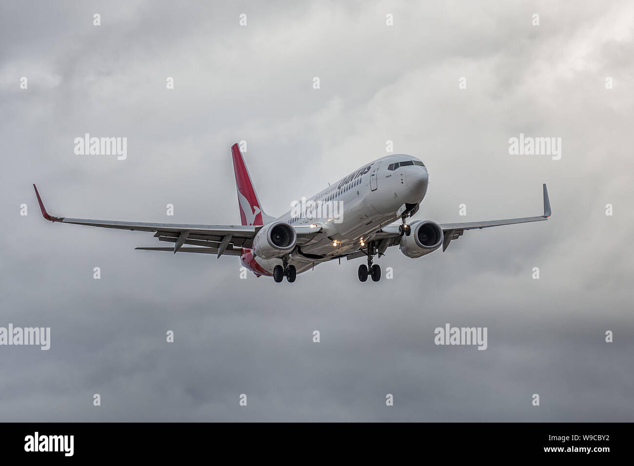 SYDNEY, Australia - NOVEMBRE 17,2018: un volo QANTAS rende il suo approccio finale in all'aeroporto della città in un nebbioso pomeriggio. Foto Stock