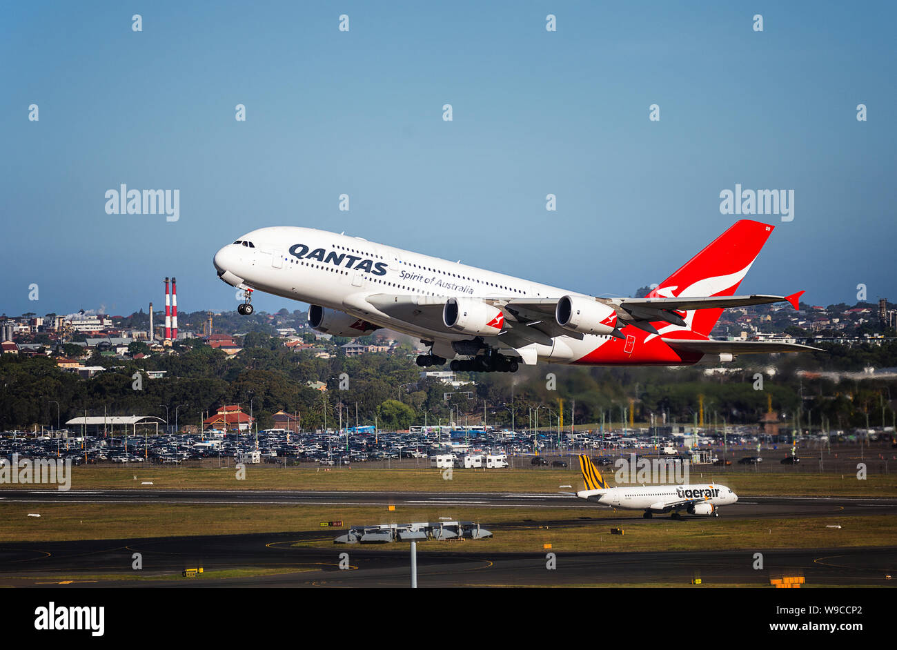 SYDNEY, Australia - gennaio 20,2018: A QANTAS Airbus A380 lascia l'aeroporto su un volo internazionale. Foto Stock