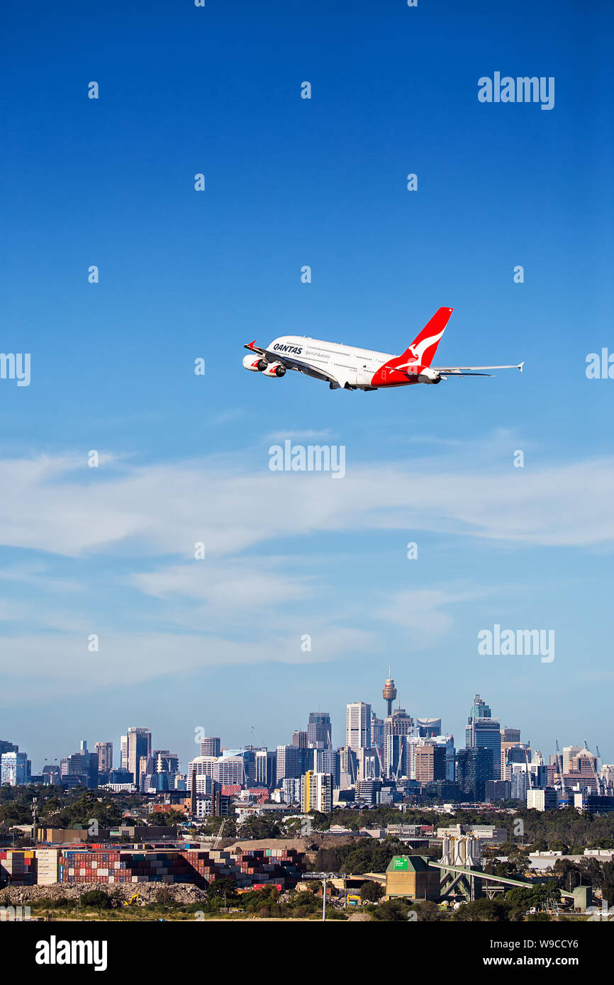 SYDNEY, Australia - gennaio 20,2018: A QANTAS Airbus A380 si arrampica lontano dall'aeroporto su un volo internazionale. Foto Stock