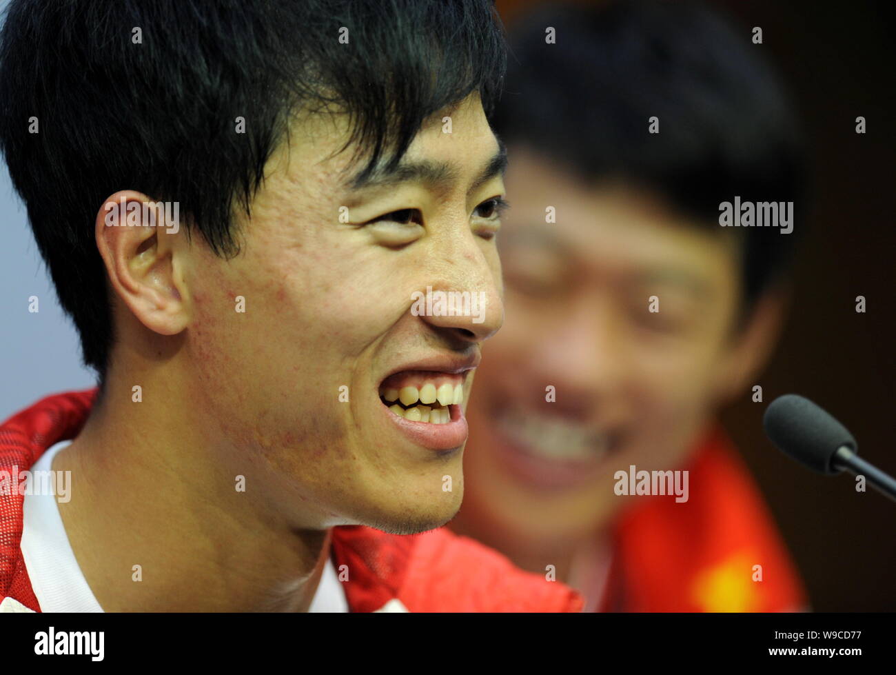 Liu Xiang della Shanghai risate durante una conferenza stampa dopo aver vinto la mens 110m ostacoli della XI Giochi Nazionali di Jinan City East Chinas Shand Foto Stock