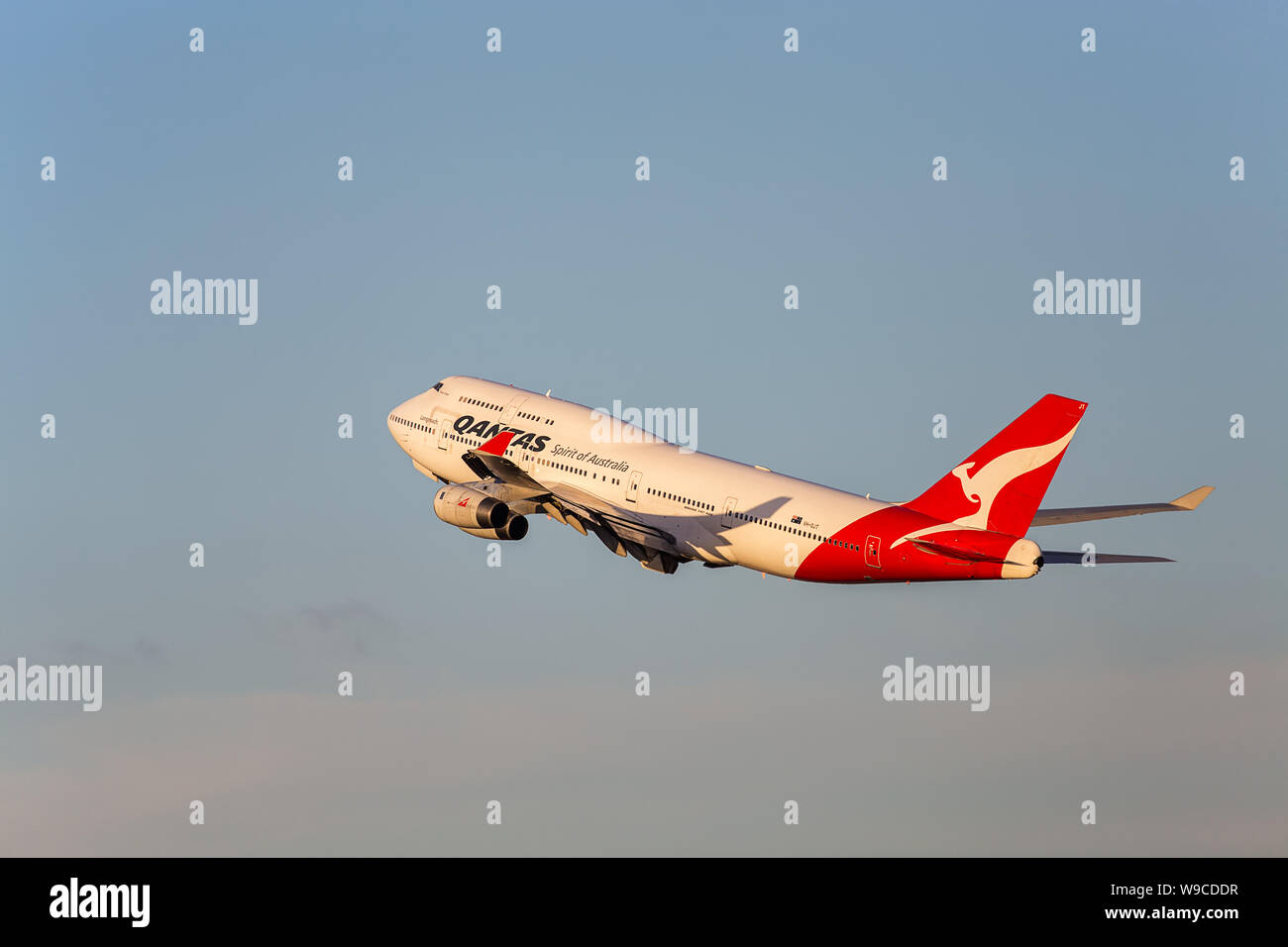 SYDNEY, Australia - gennaio 20,2018: UN QANTAS Boeing 747 salite di distanza dall'aeroporto su un volo internazionale. Foto Stock