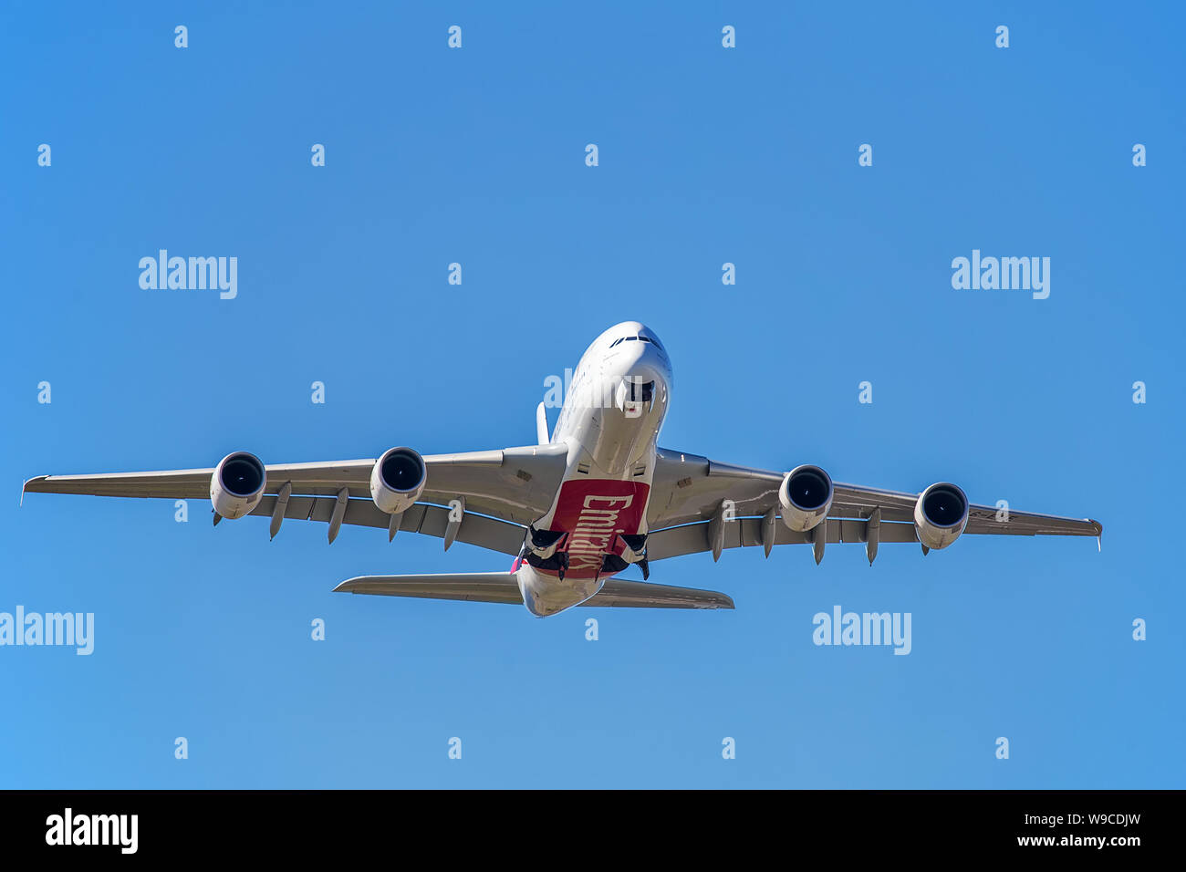SYDNEY, Australia - NOVEMBRE 24,2018: Un Emirates Airbus A380 decolla da l'aeroporto della città su un volo internazionale. Foto Stock