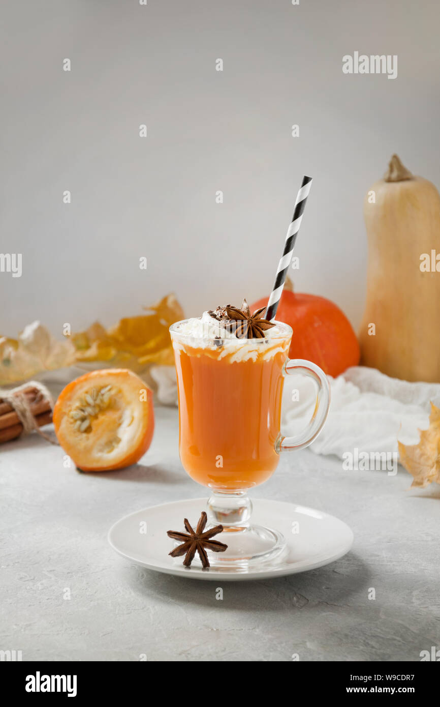 Drink di zucca con panna e anive stella su grigio chiaro. Autunno autunno o inverno bevanda calda. Accogliente bevanda salutare. Foto Stock