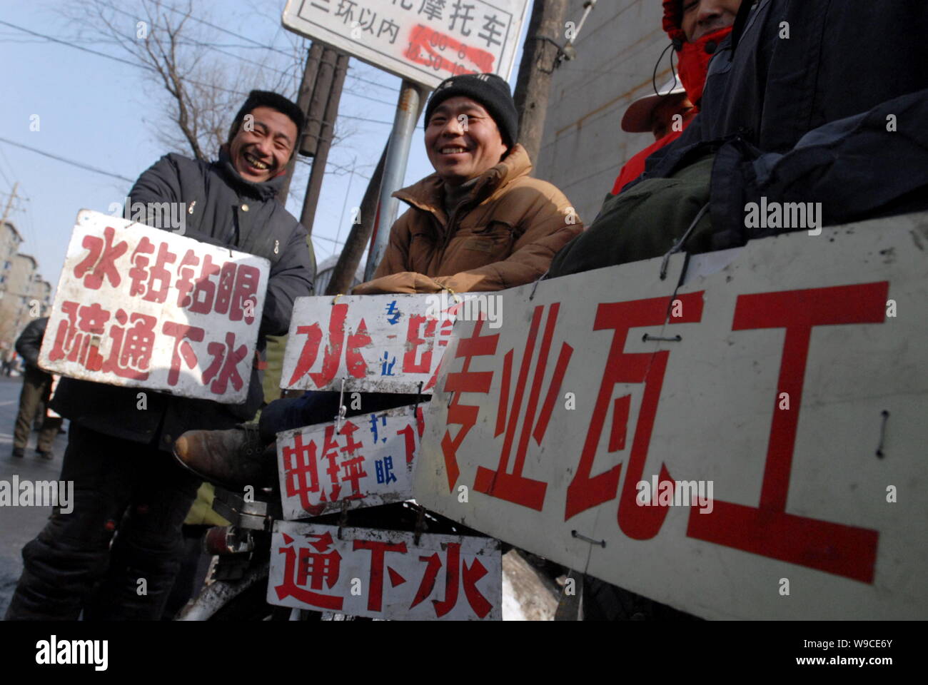 Cinese di disoccupazione dei lavoratori migranti che mostra i segni delle loro abilità cercare impieghi in Shenyang city, nordest Chinas provincia di Liaoning, 21 Febbraio 2 Foto Stock