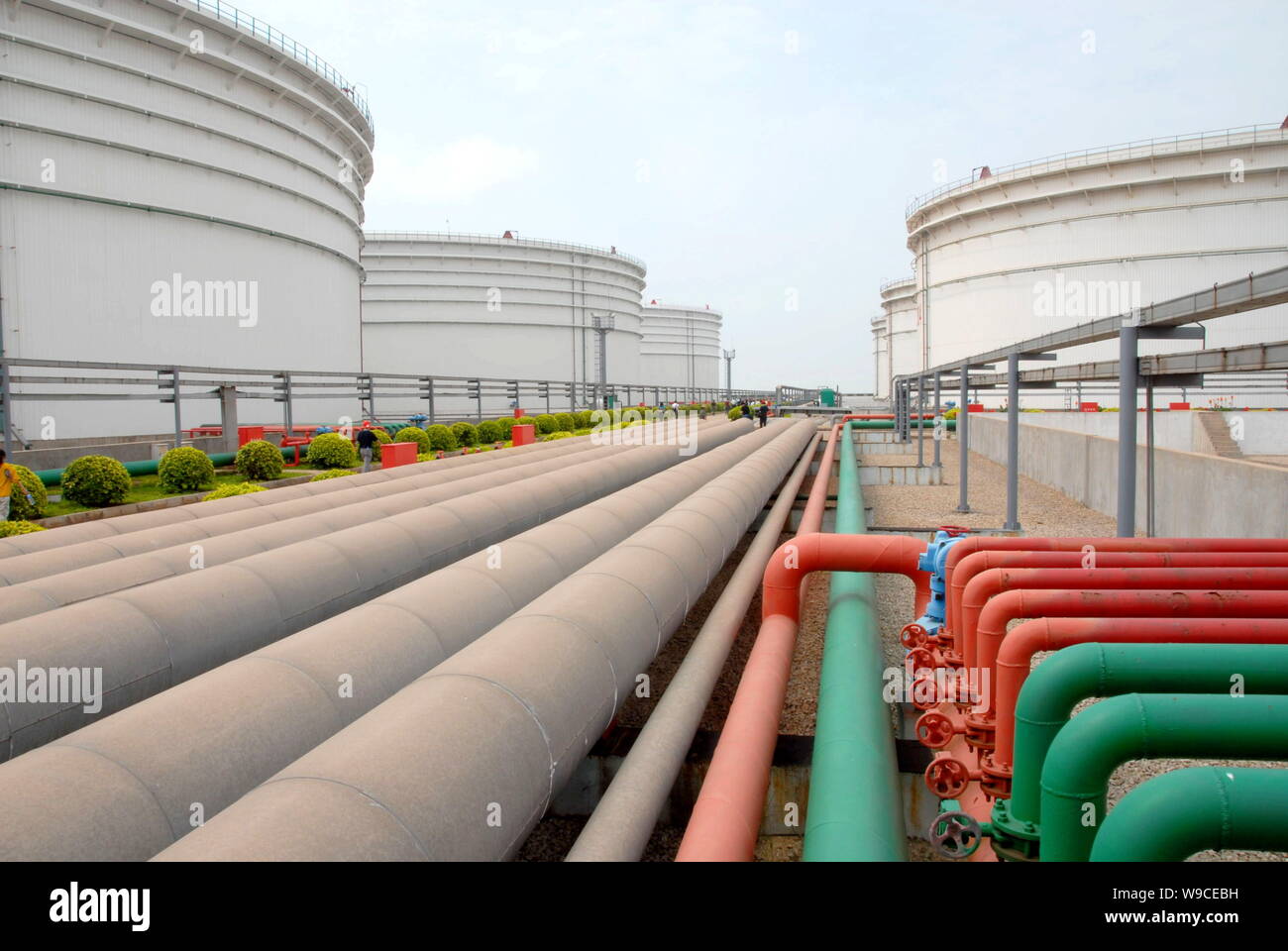 --FILE--serbatoi di olio sono visti in corrispondenza di una riserva di olio base della CNPC (China National Petroleum Corporation), genitore di PetroChina, nella città di Zhanjiang, est Chinas Foto Stock