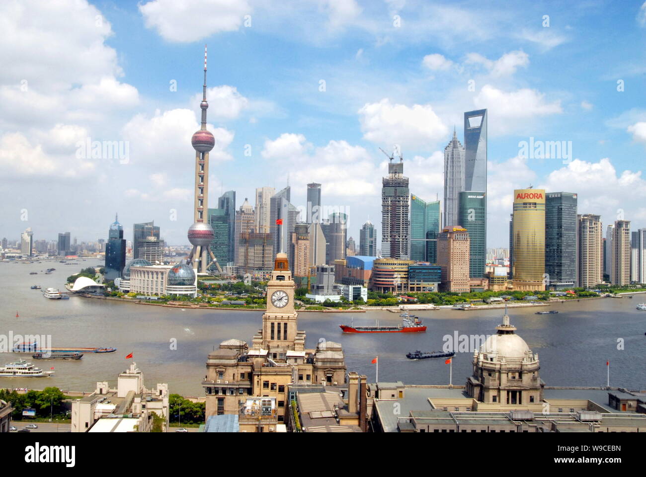 Paesaggio del Fiume Huangpu e il Quartiere Finanziario di Lujiazui con la Oriental Pearl TV Tower, a sinistra, la Torre Jinmao, il secondo più alto sul lato destro, Foto Stock