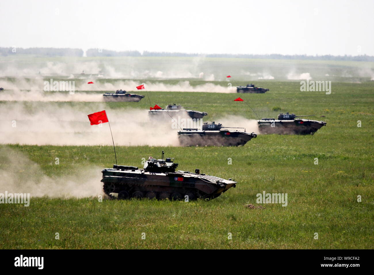 Chinas veicoli blindati attentato durante la missione di pace 2009 Sino-Russia joint anti-terrorismo di esercitazione militare al Taonan Tactical Training Base i Foto Stock