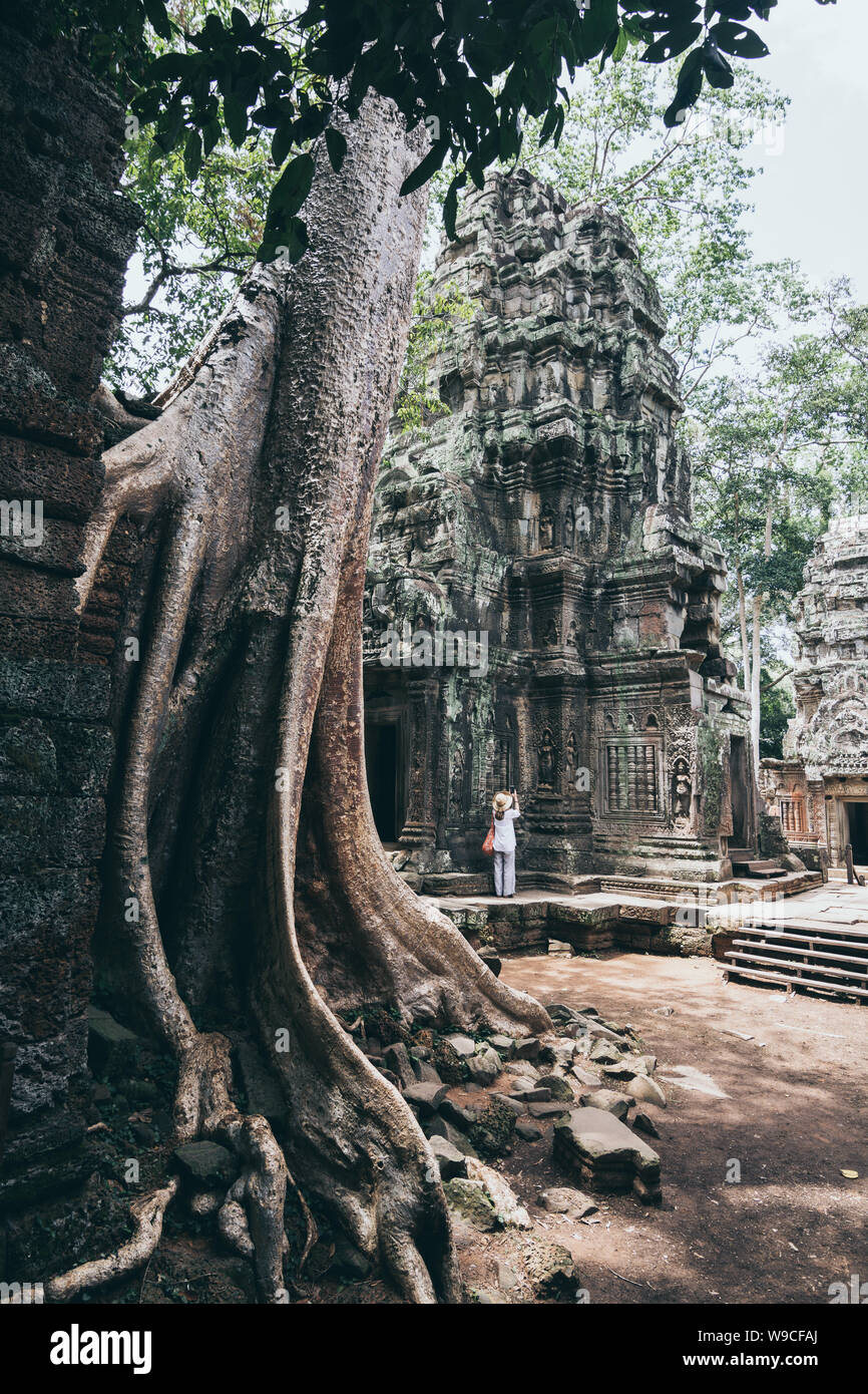 Donna scoprendo le rovine di Angkor Wat tempio complesso in Siem Reap, Cambogia. Foto Stock