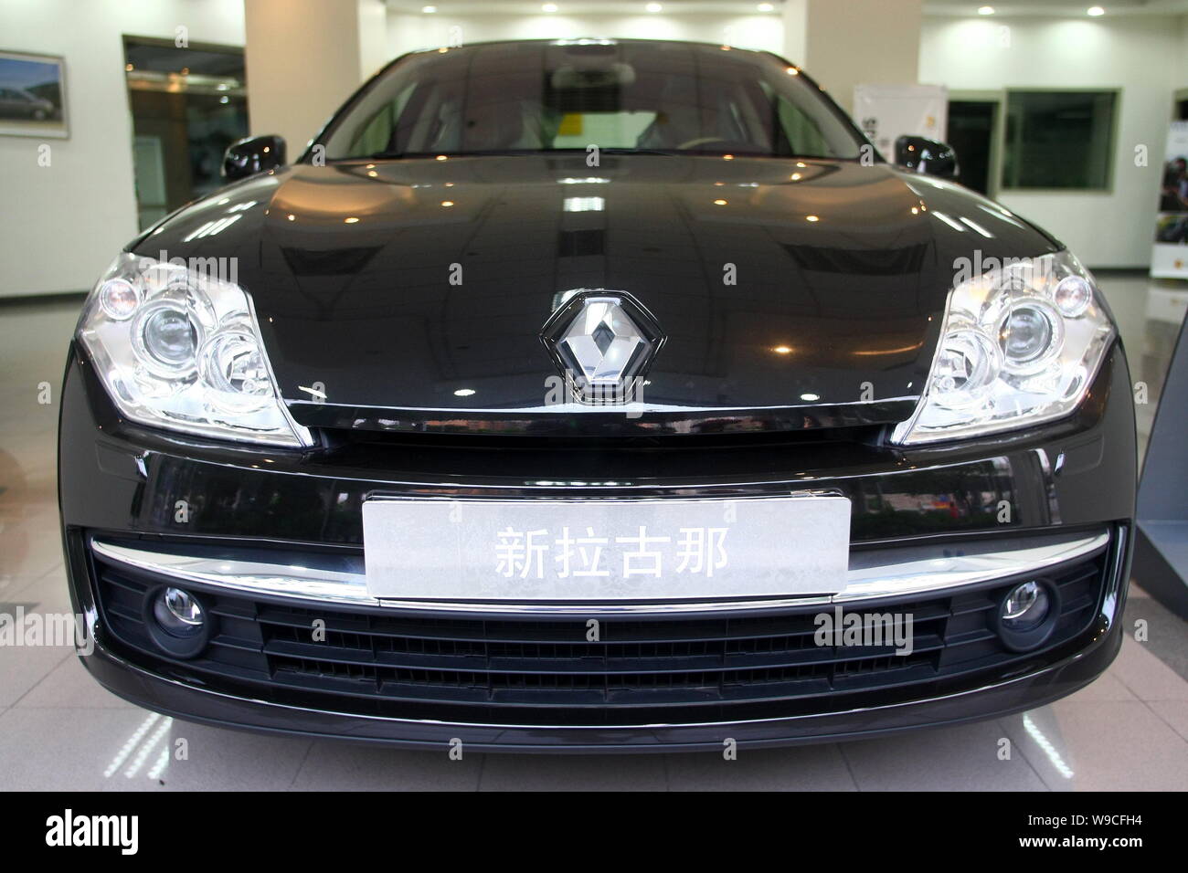 Una Renault Laguna è visto in vendita presso una concessionaria Renault in Cina a Shanghai, 11 giugno 2009. Qualità di porcellane watchdog ha detto che ha trovato alcuni modelli Foto Stock