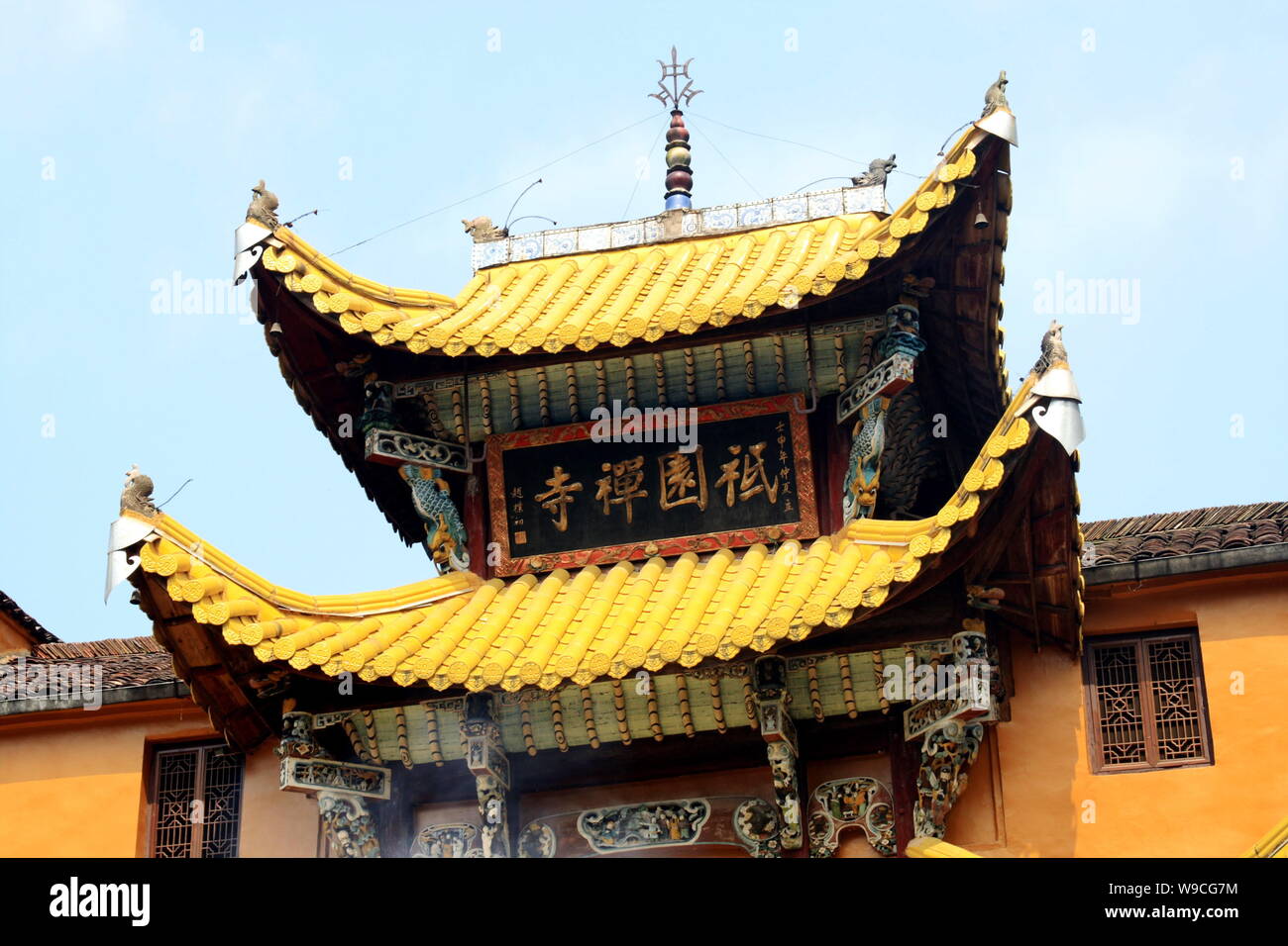 Vista del tempio Qiyuan sul Monte Jiuhua nella città Chizhou, est Chinas provincia di Anhui, 1 ottobre 2007. Foto Stock
