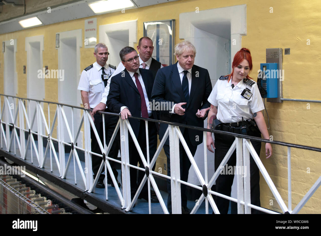 Il primo ministro Boris Johnson durante una visita a HMP Leeds dopo l'annuncio di 100 milioni di sterline di investimenti per potenziare la sicurezza e tagliare la criminalità nelle carceri, con l'avvertenza che le prigioni non può diventare "fabbriche per rendere le persone cattive peggio". Foto Stock