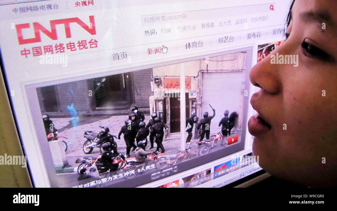 Un Cinese utente Internet orologi TV online news sul sito web di www.cntv.cn, noto come CNTV (Cina Network televisivo), in Cina a Shanghai, 28 Dicembre Foto Stock
