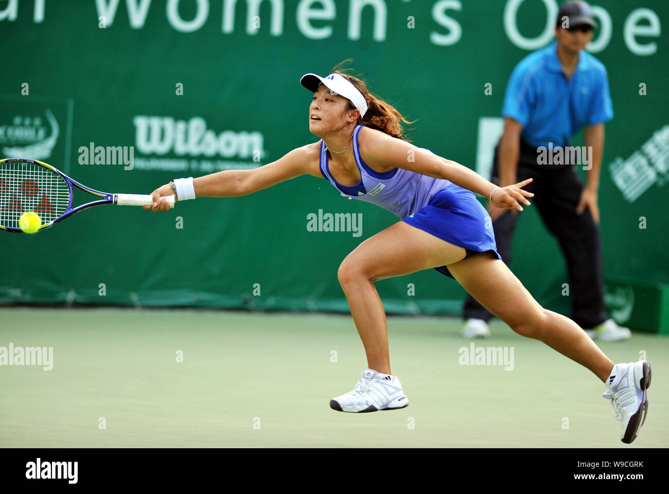 Ayumi MORITA del Giappone compete contro Alberta Brianti dell Italia durante il semi-finale di Guangzhou International Womens Open di Tennis 2009 in Guangz Foto Stock