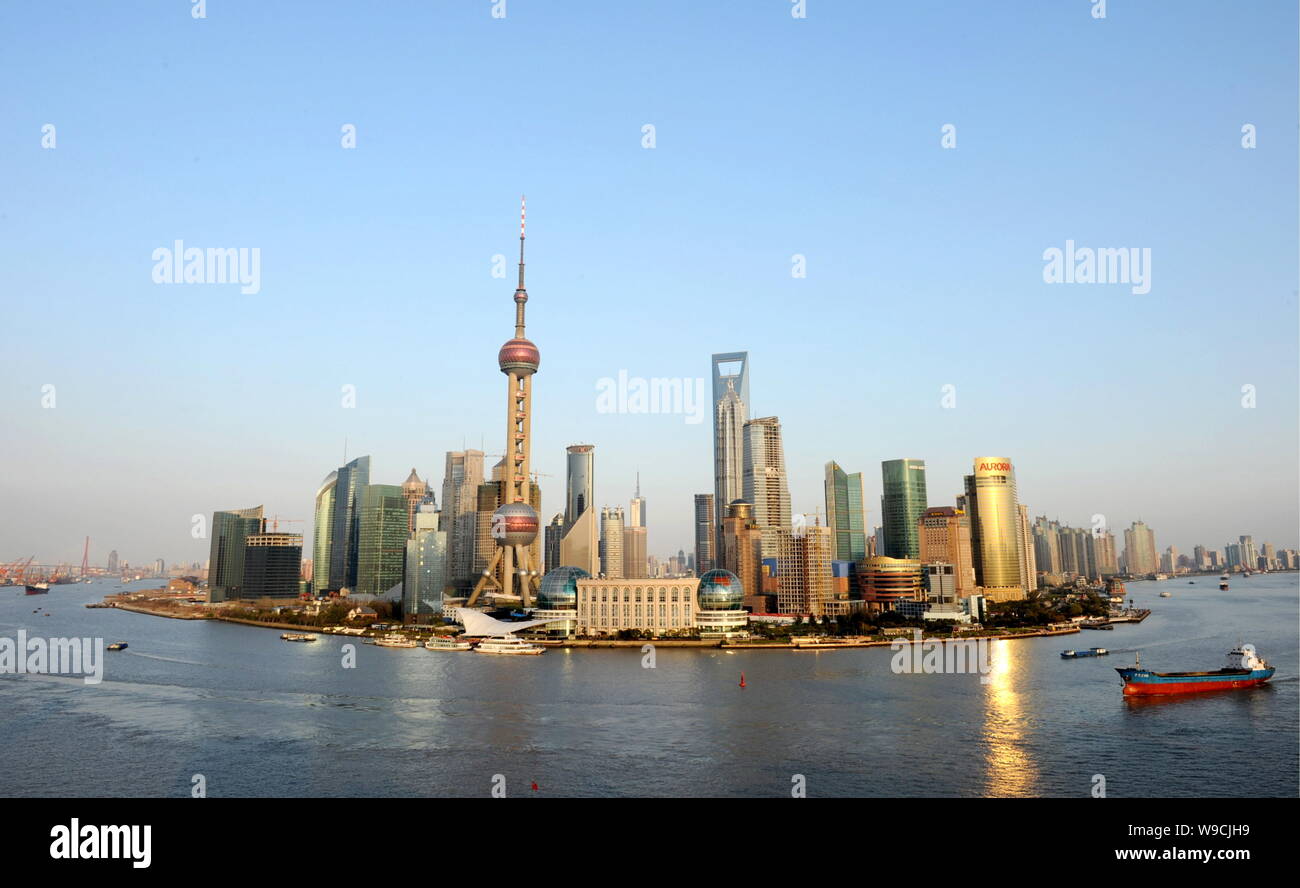 Paesaggio del Fiume Huangpu e il Quartiere Finanziario di Lujiazui con la Oriental Pearl TV Tower, la Torre Jinmao, il World Financial Center di Shanghai Foto Stock