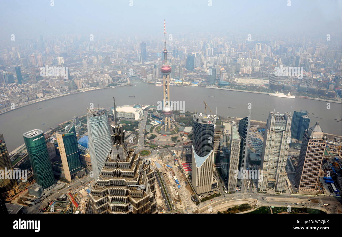 Paesaggio di Puxi, sfondo, il fiume Huangpu e il Quartiere Finanziario di Lujiazui con torre Jinmao, la Oriental Pearl TV Tower e altri grattacieli Foto Stock