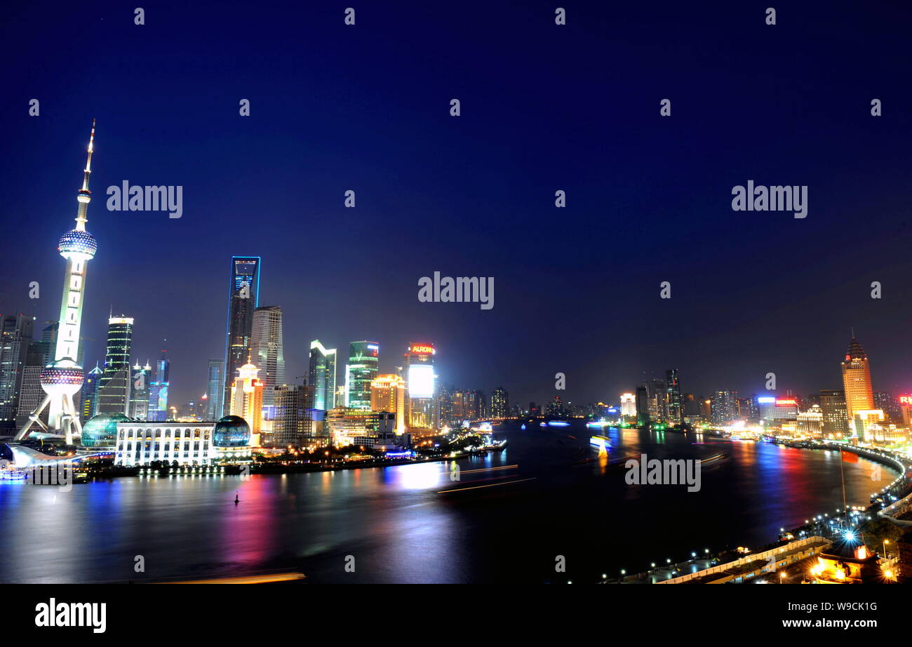 Vista notturna del Bund di Puxi, il fiume Huangpu e il Quartiere Finanziario di Lujiazui con la Oriental Pearl TV Tower, la Torre Jinmao, Shanghai wor Foto Stock