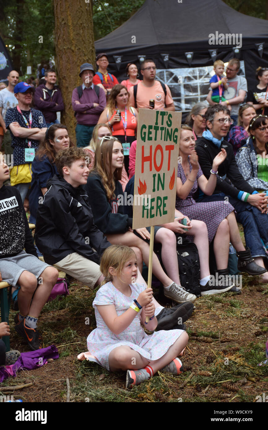 Latitude Festival, Henham Park, Suffolk, Regno Unito Luglio 2019. Spazio illimitato Agenzia mostra informazioni su come salvare il pianeta nel capannone di spazio Foto Stock