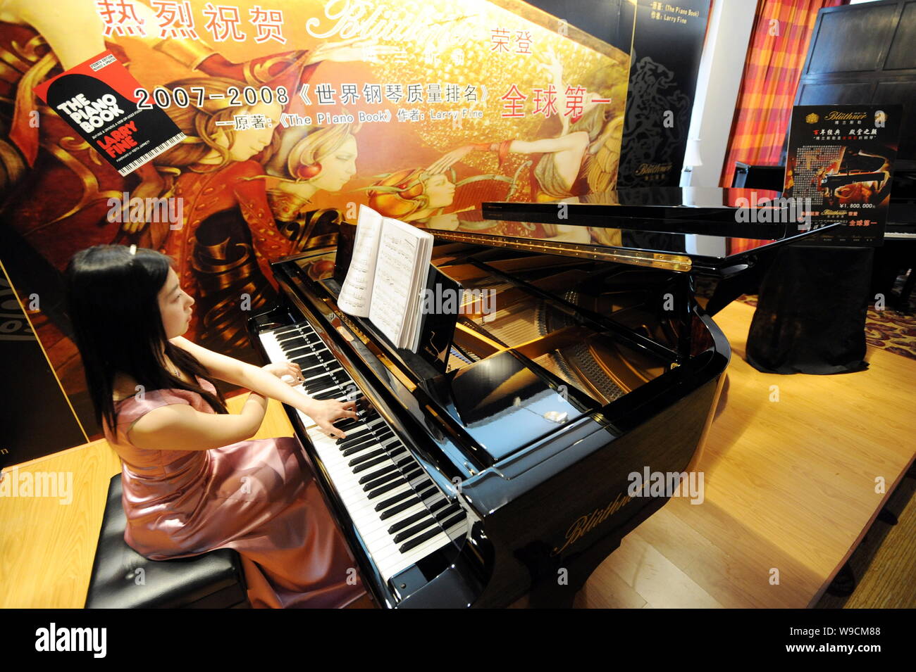 Una donna svolge un Bluthner pianoforte durante la parte superiore (Lusso) mostrano Qingdao 2009 nella città di Qingdao, est Chinas provincia di Shandong, giovedì 7 maggio 2009. La T Foto Stock