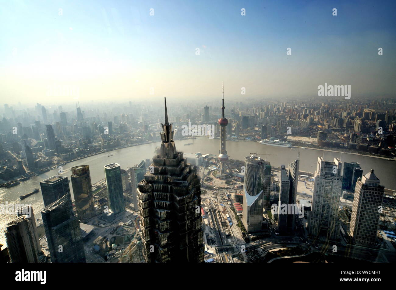 Paesaggio di Puxi, sfondo, il fiume Huangpu e il Quartiere Finanziario di Lujiazui con torre Jinmao, la Oriental Pearl TV Tower e altri grattacieli Foto Stock