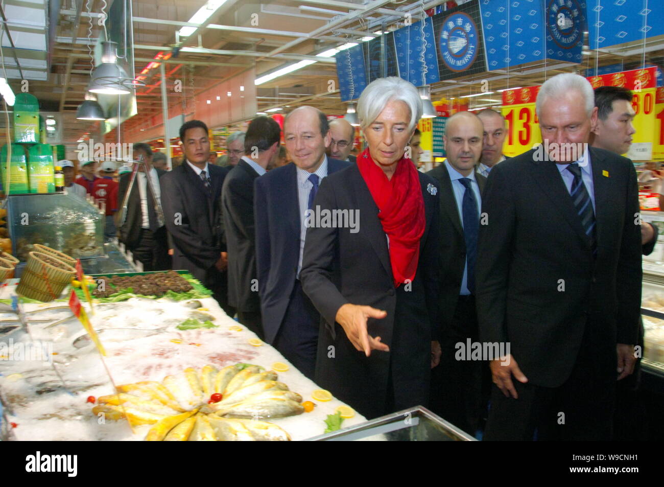 Christine Lagarde, anteriore sinistra, ministro degli Affari economici, l'industria e l'occupazione della Francia, Lars Olofsson, anteriore destra, CEO di Carrefour SA, e o Foto Stock