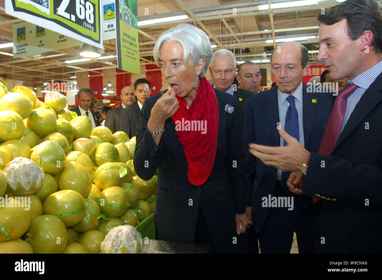 Christine Lagarde, anteriore sinistra, ministro degli Affari economici, l'industria e l'occupazione della Francia e di altri funzionari francesi e i dirigenti a visitare un Carr Foto Stock