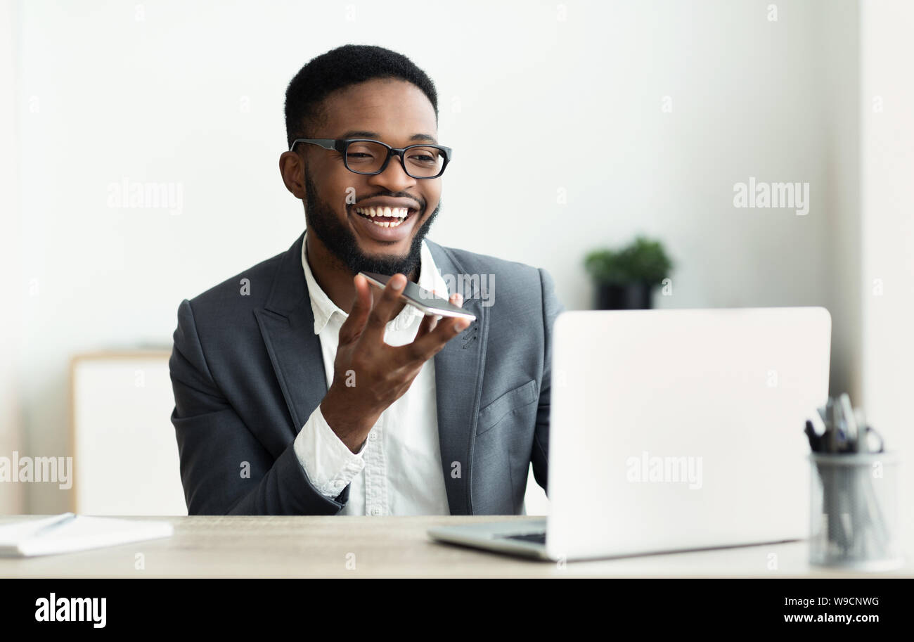 African American businessman utilizzando Assistente vocale sullo smartphone Foto Stock