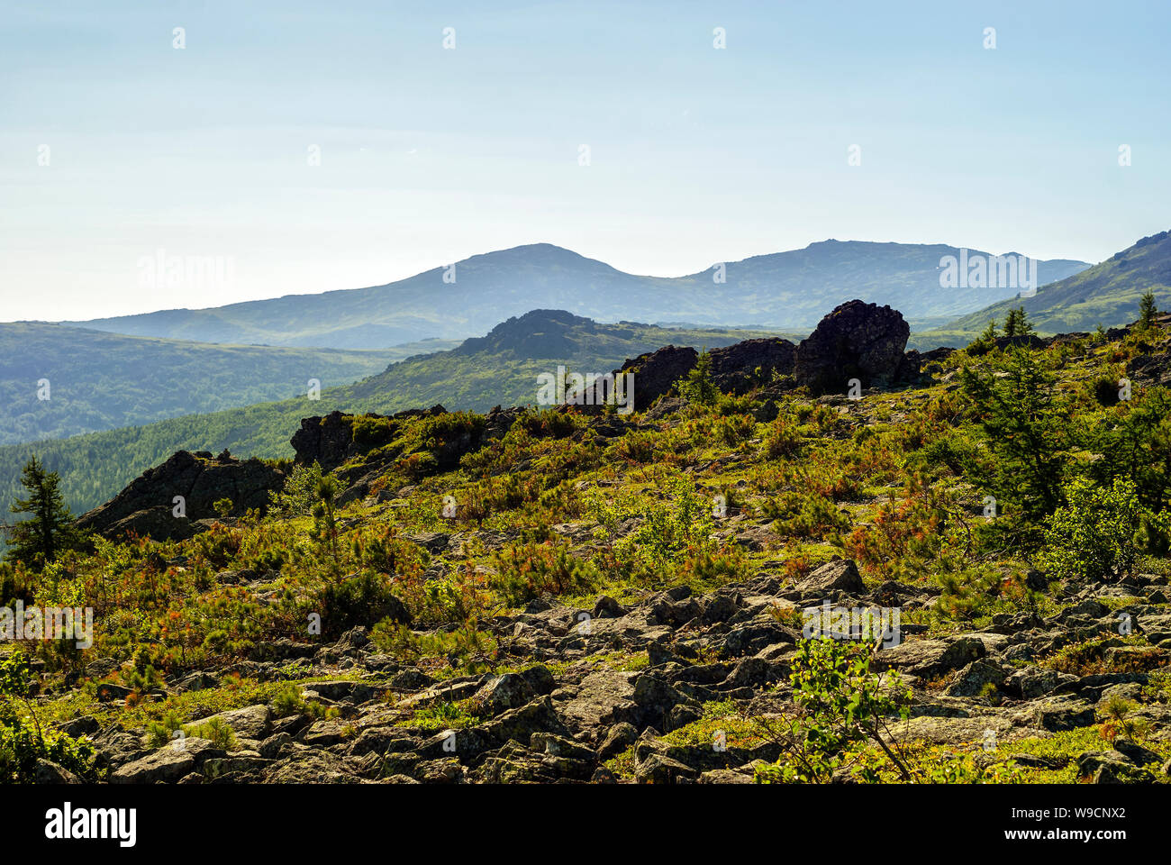 Alta paesaggio montuoso del Nord degli Urali in prossimità del Monte Konzhakovskiy Kamen in una luminosa giornata di sole nella foschia atmosferica Foto Stock